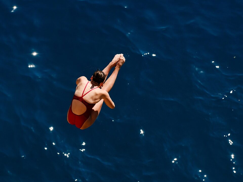 L'image montre une femme qui saute dans le vide, pour introduire le concept d'agir sans être prête.