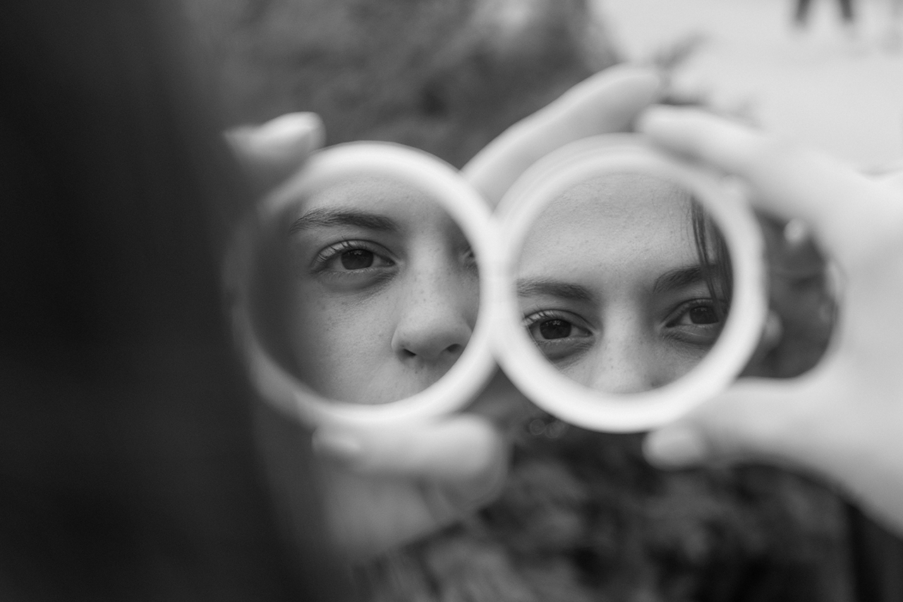 Cette image montre deux visages dans une même paire de lunettes, comme un miroir de soi-même